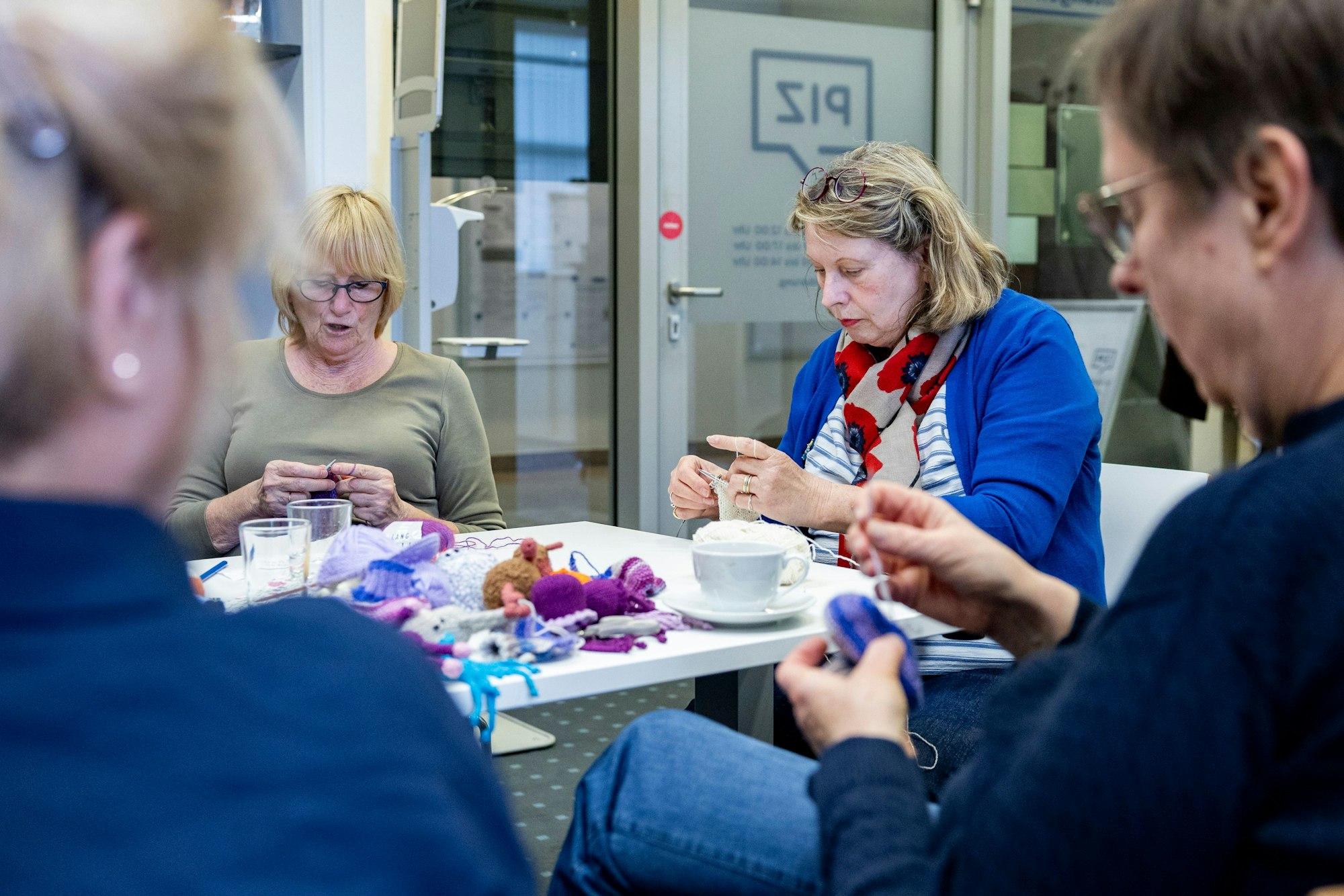 17.03.2026, Köln: Das Haus Lebenswert bietet bietet Beratung für Krebskranke und deren Angehörige.
Besuch bei einer Gruppe, die sich regelmäßig zum Stricken in der Uniklinik Köln trifft.
Foto: Michael Bause