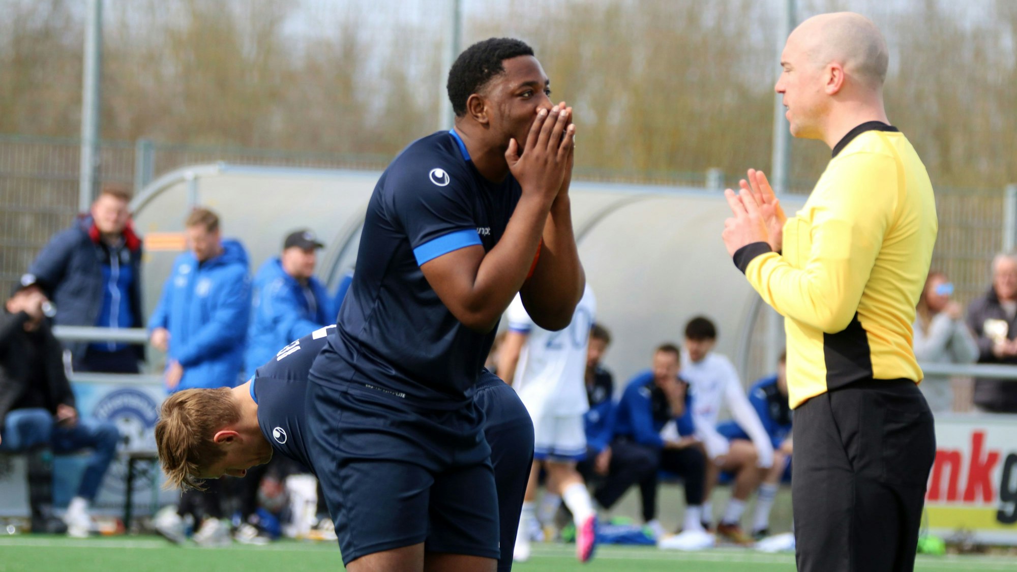 Kuss Kunzika faltet fassungslos die Hände vors Gesicht, während der Schiedsrichter mit ihm über eine Entscheidung spricht.