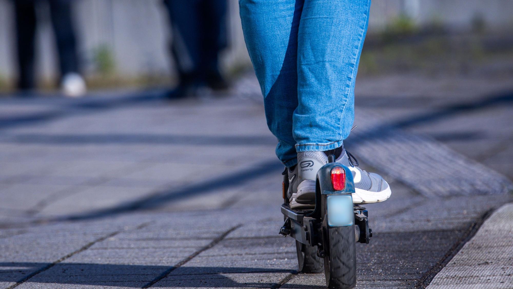 E-Scooter dürfen im öffentlichen Straßenverkehr erst ab 14 Jahren gefahren werden.