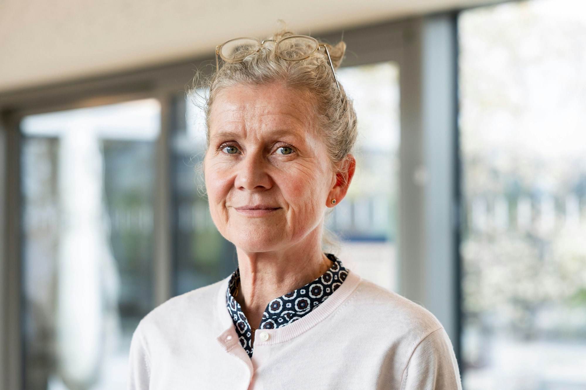 17.03.2026, Köln: Das Haus Lebenswert bietet bietet Beratung für Krebskranke und deren Angehörige.
Besuch bei einer Gruppe, die sich regelmäßig zum Stricken in der Uniklinik Köln trifft.
Im Bild Dipl.-Psych. Daniela Breitschuh, Psychologische Psychotherapeutin und Geschäftsführerin Haus Lebenswert.
Foto: Michael Bause