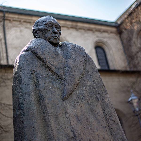 Das Bild zeigt das Konrad-Adenauer-Denkmal an der Nordseite der Basilika Sankt Aposteln in der Kölner Innenstadt.