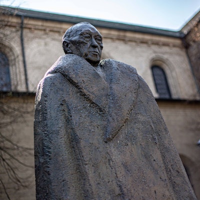 Das Bild zeigt das Konrad-Adenauer-Denkmal an der Nordseite der Basilika Sankt Aposteln in der Kölner Innenstadt.