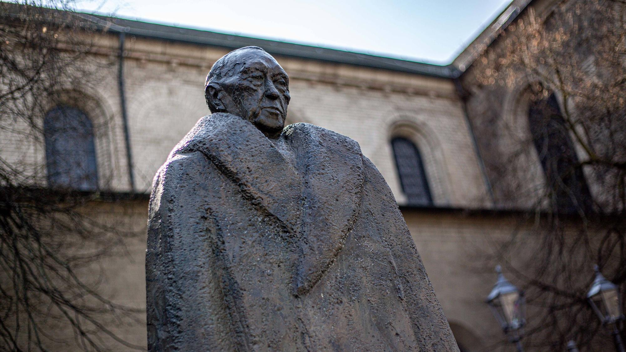 Das Bild zeigt das Konrad-Adenauer-Denkmal an der Nordseite der Basilika Sankt Aposteln in der Kölner Innenstadt.