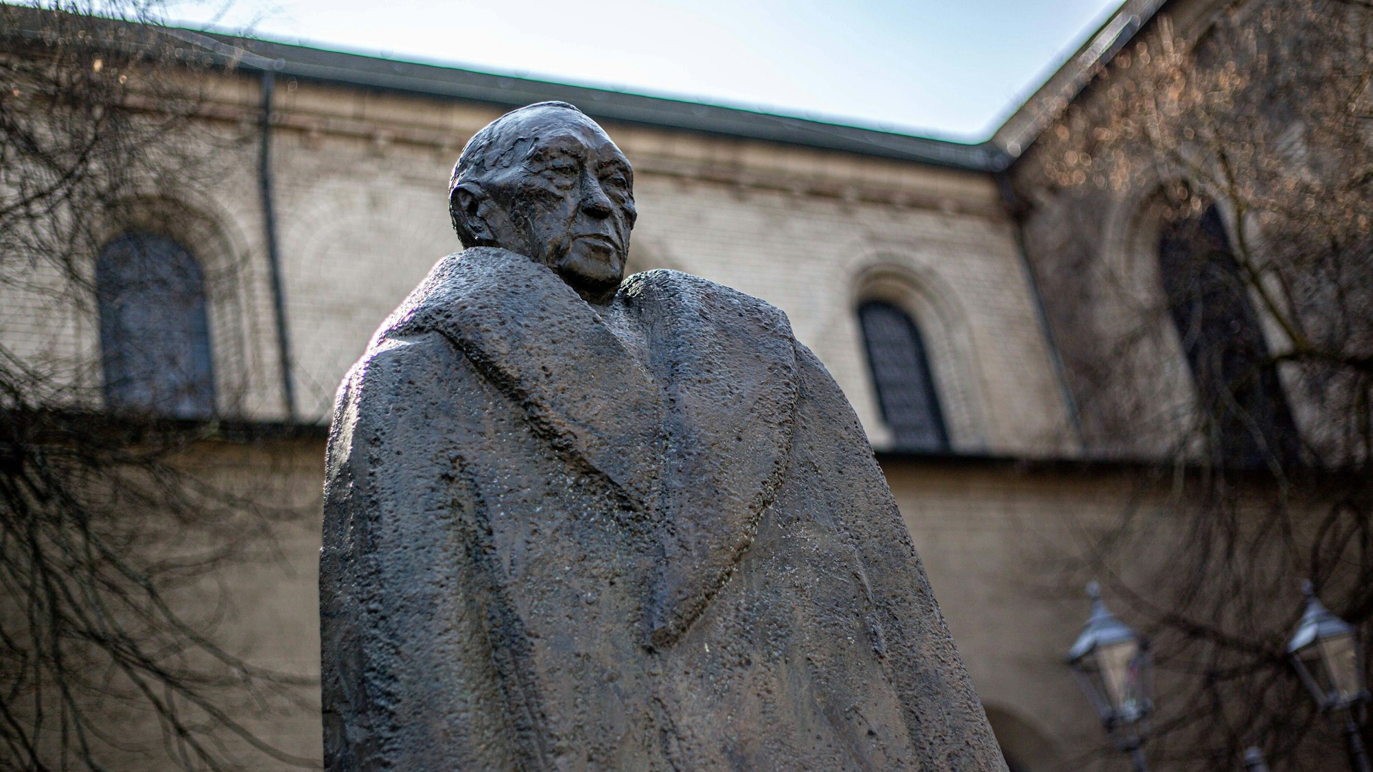 Das Bild zeigt das Konrad-Adenauer-Denkmal an der Nordseite der Basilika Sankt Aposteln in der Kölner Innenstadt.