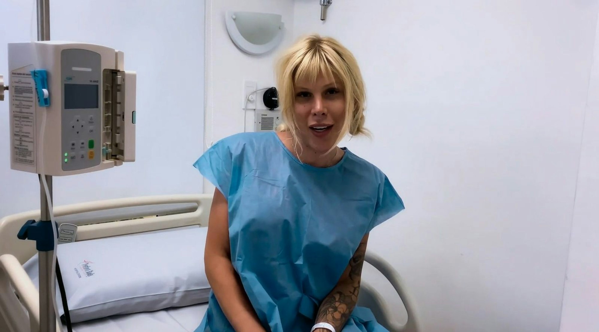 Mit „Tränen in den Augen“ gab Arielle Rippegather mittels einer Videobotschaft aus dem Krankenhaus ihr Aus bei „Reality Queens“ bekannt. (Bild: RTL)