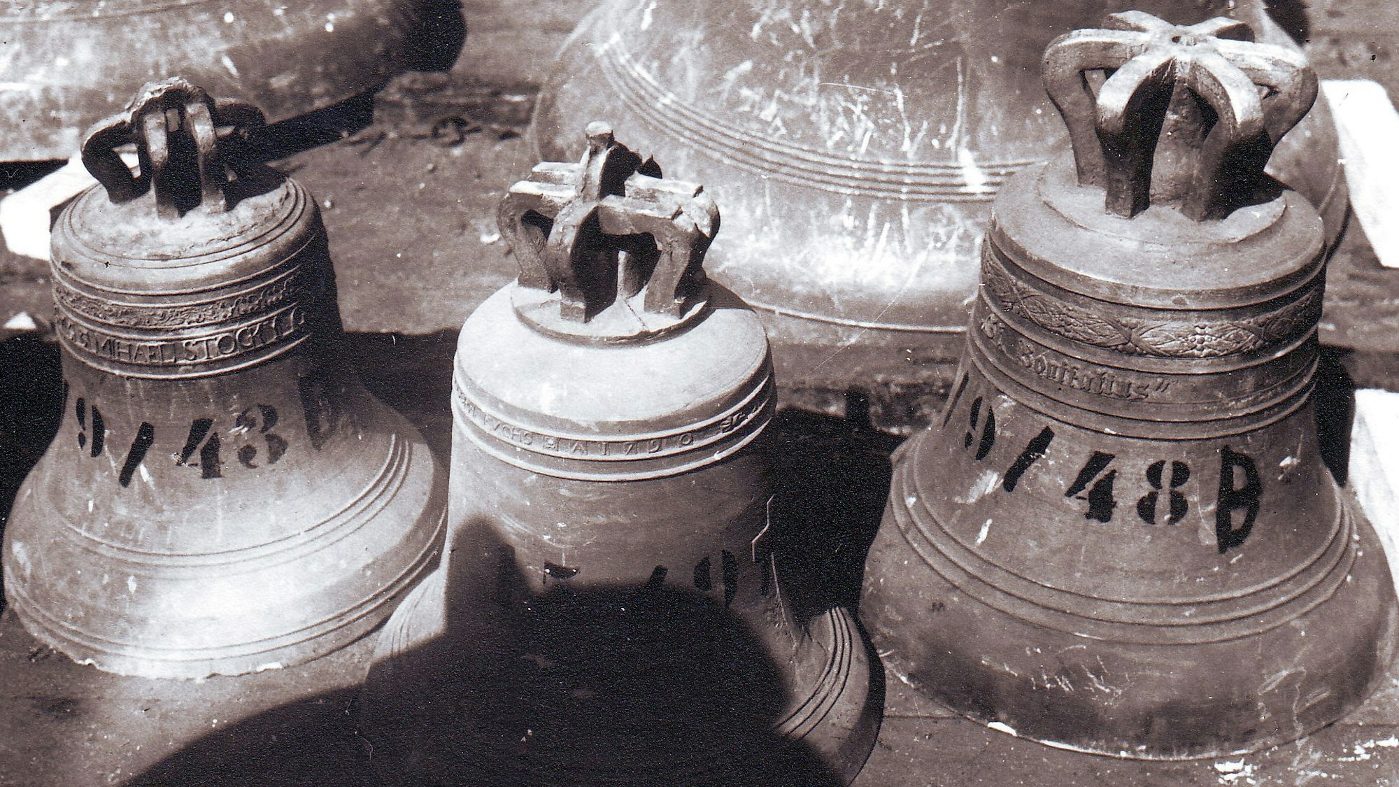 Die Glocken von Lichtenberg (Nr. 42 und 43, links und Mitte) und Bergerhof (Nr. 48, rechts) liegen 1942 im Bahnhof von Dieringhausen zum Abtransport bereit.