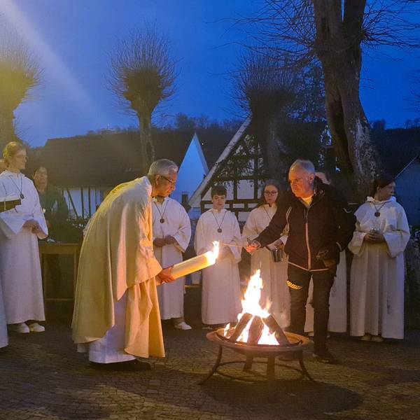 Während der Osternachtfeier wird auf dem Kirchplatz vor der Morsbacher Basilika St. Gertrud feierlich die Osterkerze angezündet. Dann erklingen dort die Dreifaltigkeitsglocke und die Gertrudisglocke.