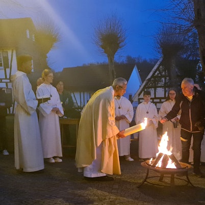 Während der Osternachtfeier wird auf dem Kirchplatz vor der Morsbacher Basilika St. Gertrud feierlich die Osterkerze angezündet. Dann erklingen dort die Dreifaltigkeitsglocke und die Gertrudisglocke.