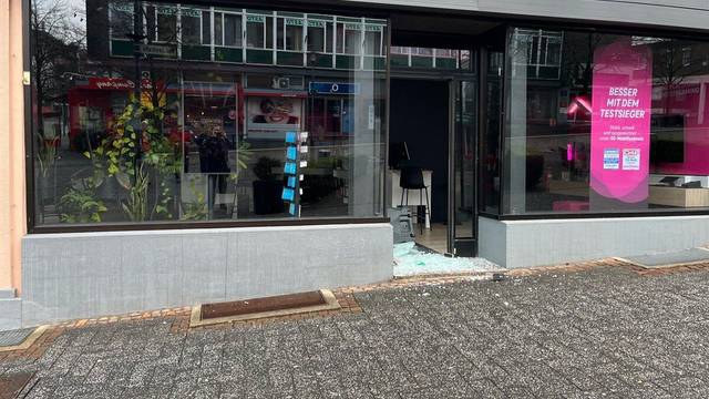 Die zerstörte Eingangstüre des Telefonladens in der Gummersbacher Innenstadt.