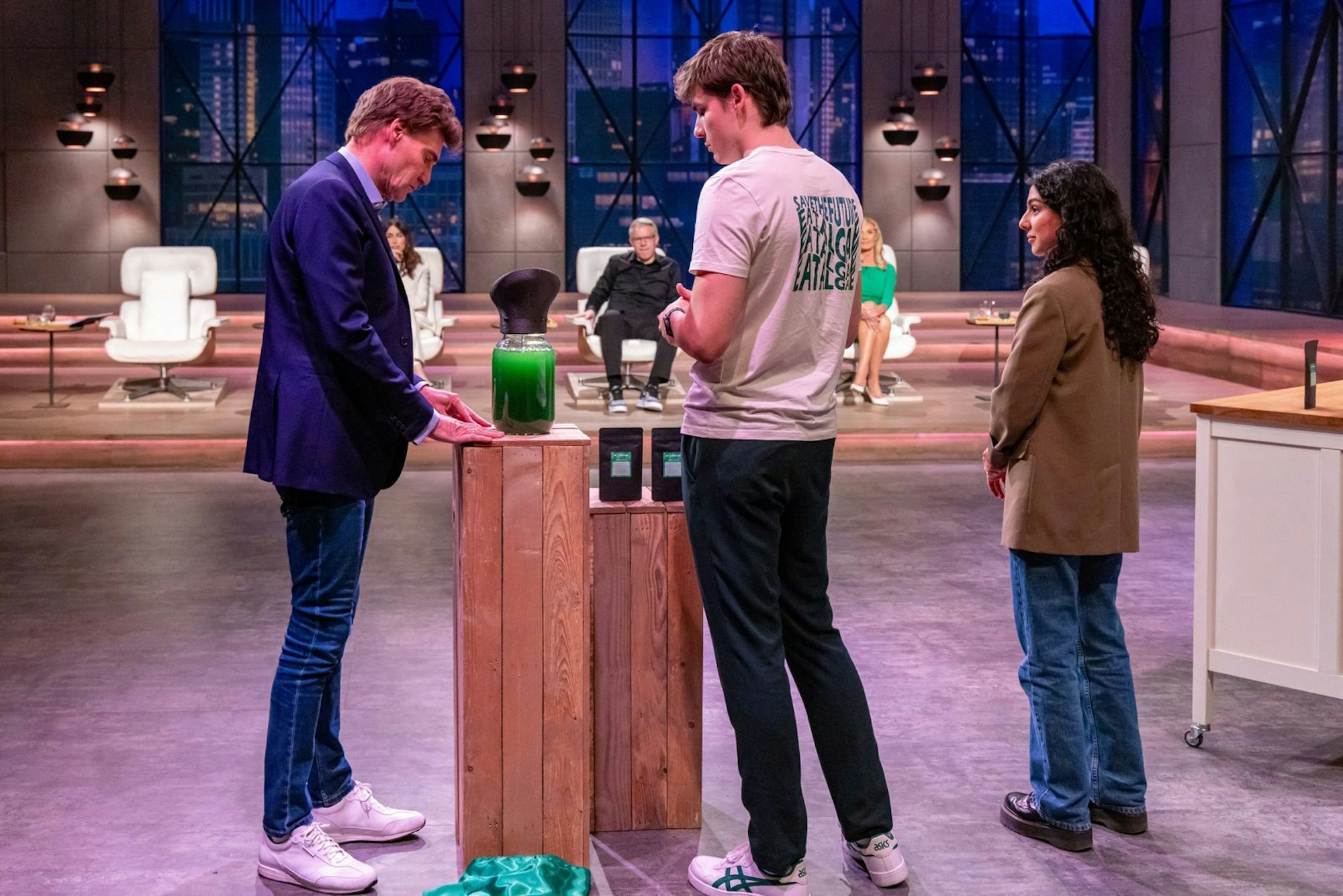 Superfood vom heimischen Fensterbrett: Die jungen „MySpirulina“-Gründer Ben (Mitte) und Sara haben ein Starter-Kit entwickelt, mit dem man die nährstoffreichen Mikroalgen zu Hause selbst züchten kann. (Bild: RTL / Bernd-Michael Maurer)