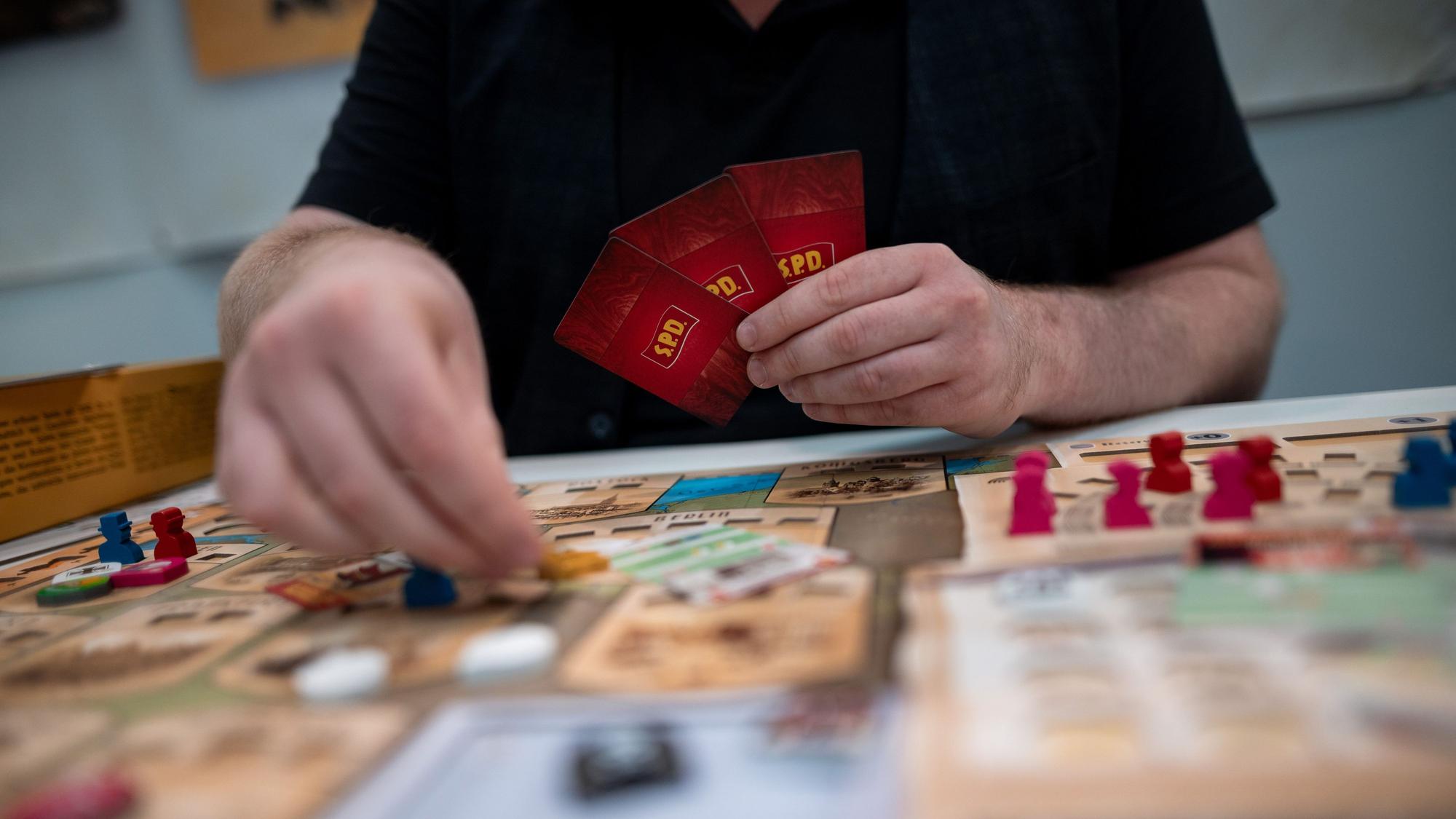 Eine Person spielt ein Brettspiel.
