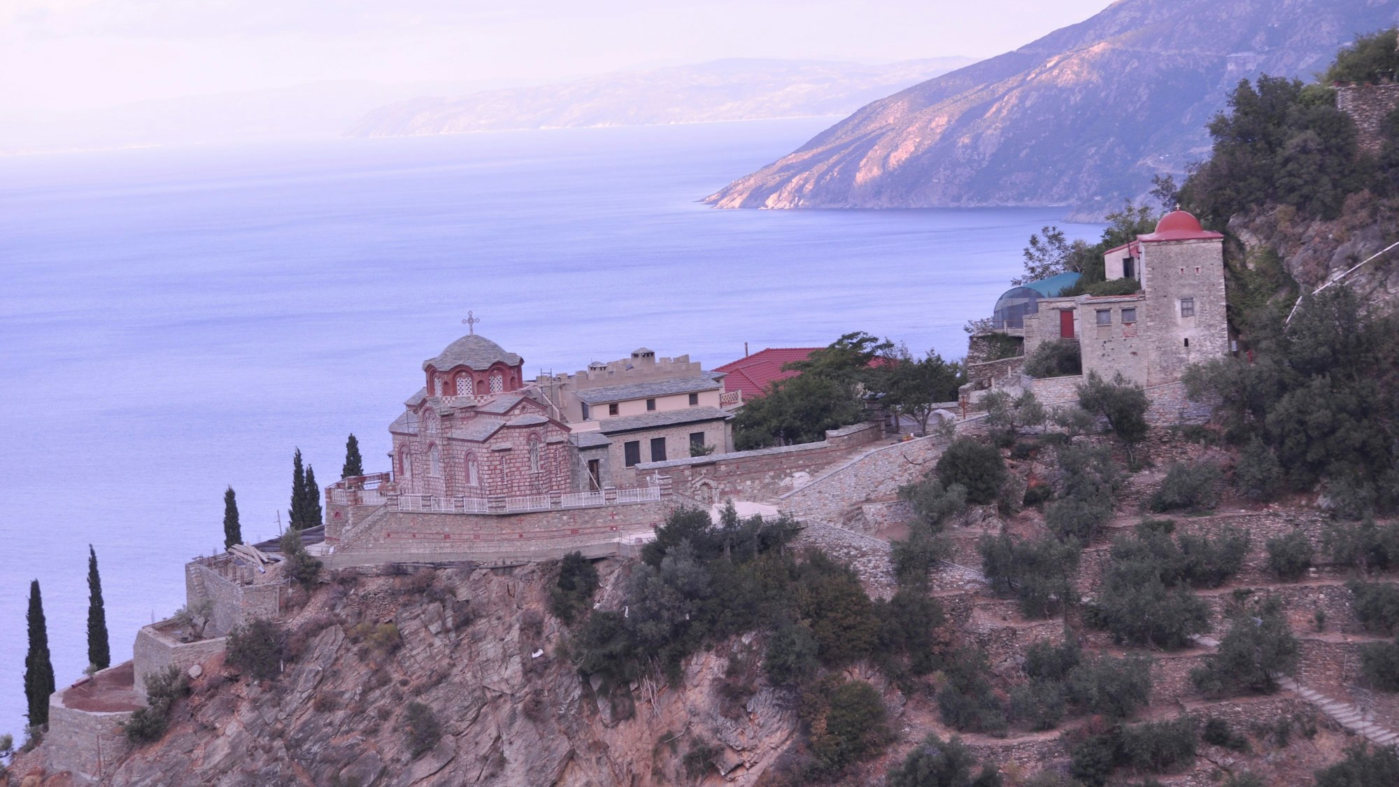Abgelegene Klosteranlage auf dem Berg Athos.