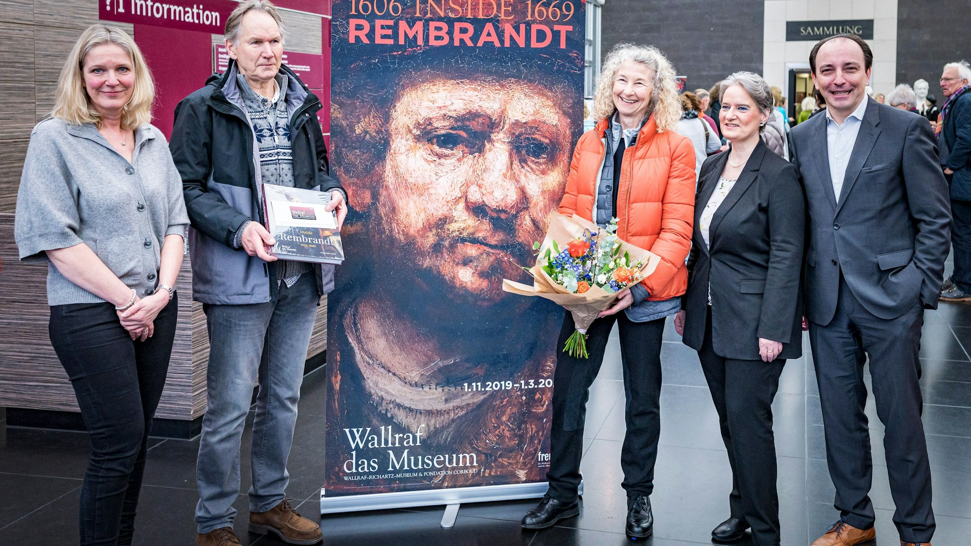 Das Bild zeigt die Begrüßung der 100.000. Besucherin der „Inside Rembrandt“-Ausstellung im Jahr 2020.