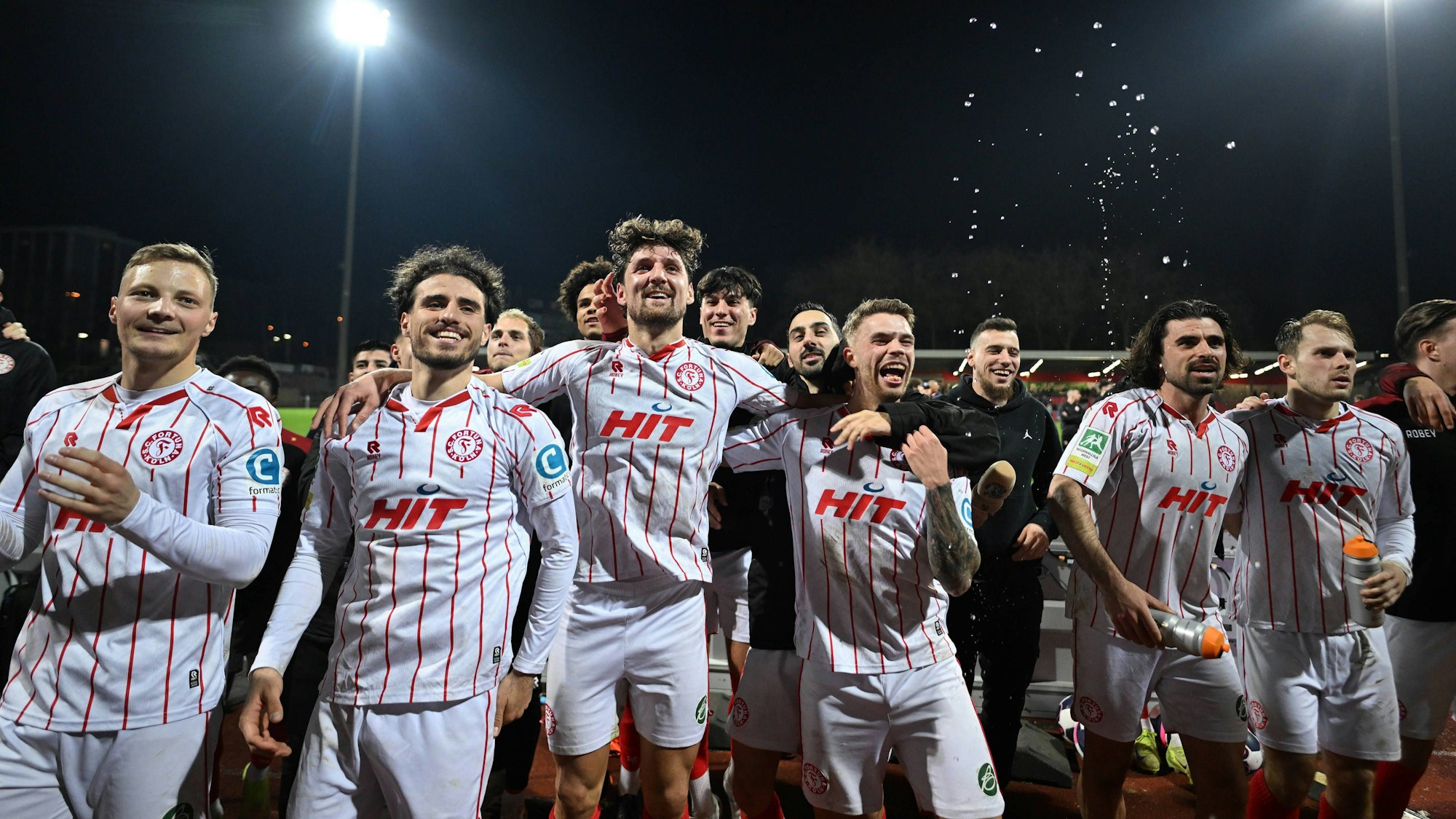 26.02.2026, xophax, Fussball - Verbands - Pokal Viertelfinale Bitburger-Pokal 2025/2026 SC Fortuna Köln gegen TSV Alemannia Aachen Nach dem Sieg gegen Aachen : v.l.n. rechts Kevin Brechmann, Vleron Statovci , Enzo Wirtz , Tom Geerkens, David Haider Kamm Al- Azzawe , Georg Strauch alle SC Fortuna Köln Koeln *** 26 02 2026, xophax, Football Association Cup quarter-finals Bitburger Pokal 2025 2026 SC Fortuna Köln vs TSV Alemannia Aachen After the win against Aachen from left to right Kevin Brechmann, Vleron Statovci , Enzo Wirtz , Tom Geerkens, David Haider Kamm Al Azzawe , Georg Strauch all SC Fortuna Köln Koeln