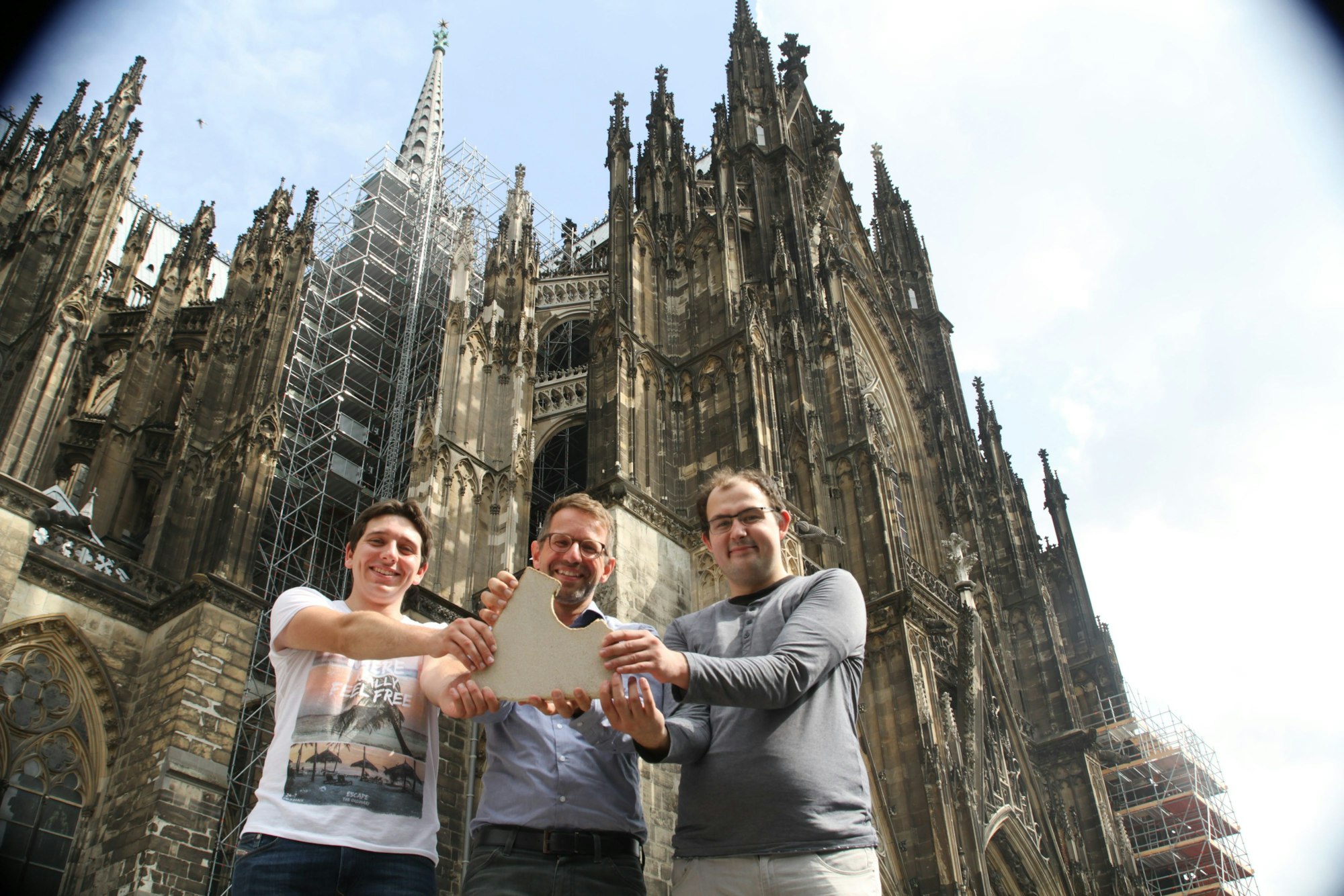 Dombaumeister Peter Füssenich (M.) gab 2018 den beiden Kölnern Gianluca Schaeben (l.) und Tobias Politt ein Domstein mit auf den Weg nach Cologne in Minnesota.
