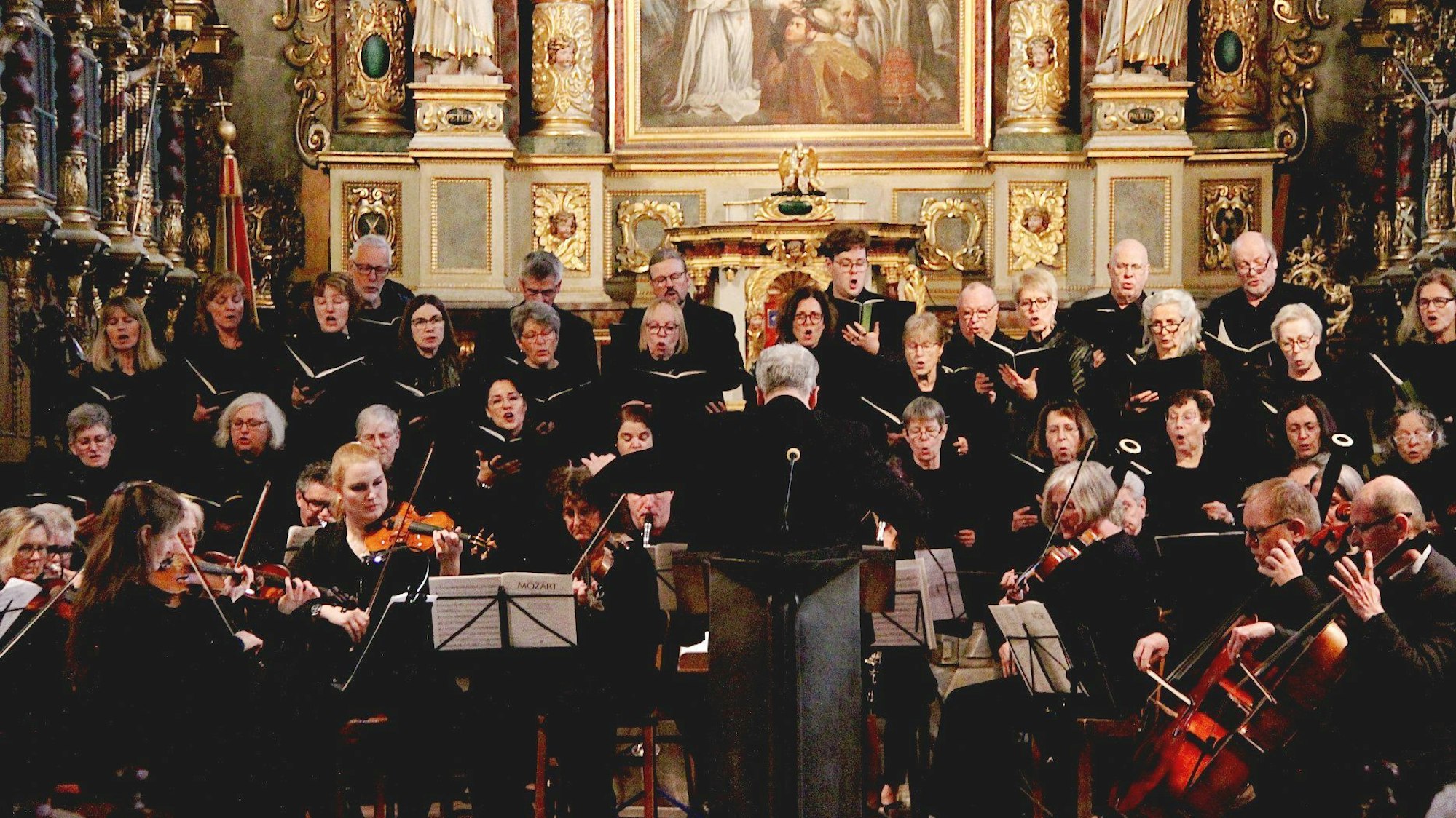 Chor und Orchester an der Basilika Steinfeld bei einem Auftritt unter der Leitung von Erik Arndt.