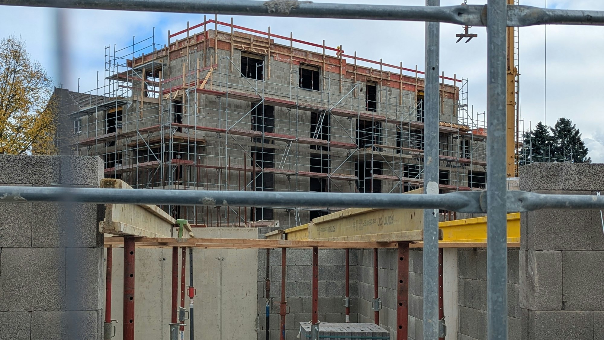 Ein mehrstöckiges Gebäude im Rohbau.
