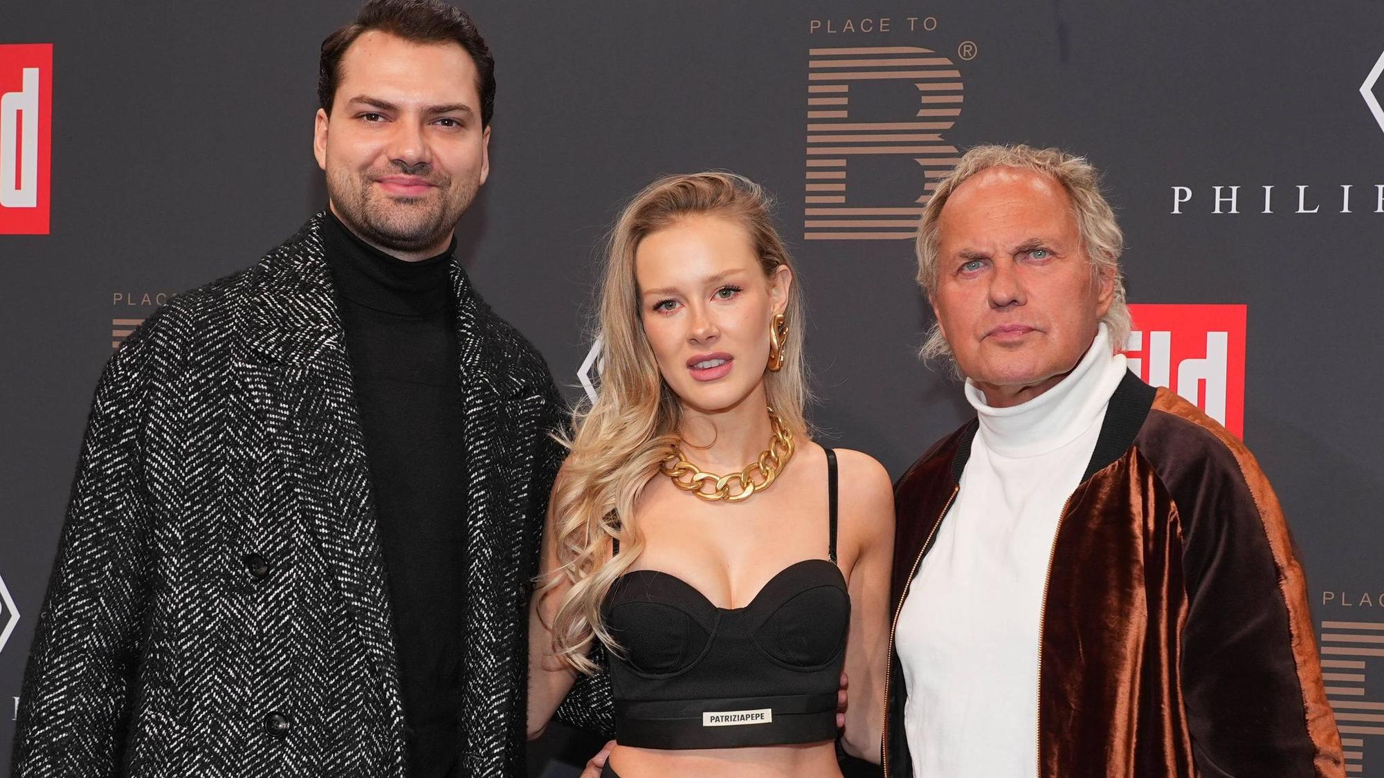 Jimi Blue Ochsenknecht, Laura-Marie Geissler und Uwe Ochsenknecht auf dem roten Teppich.