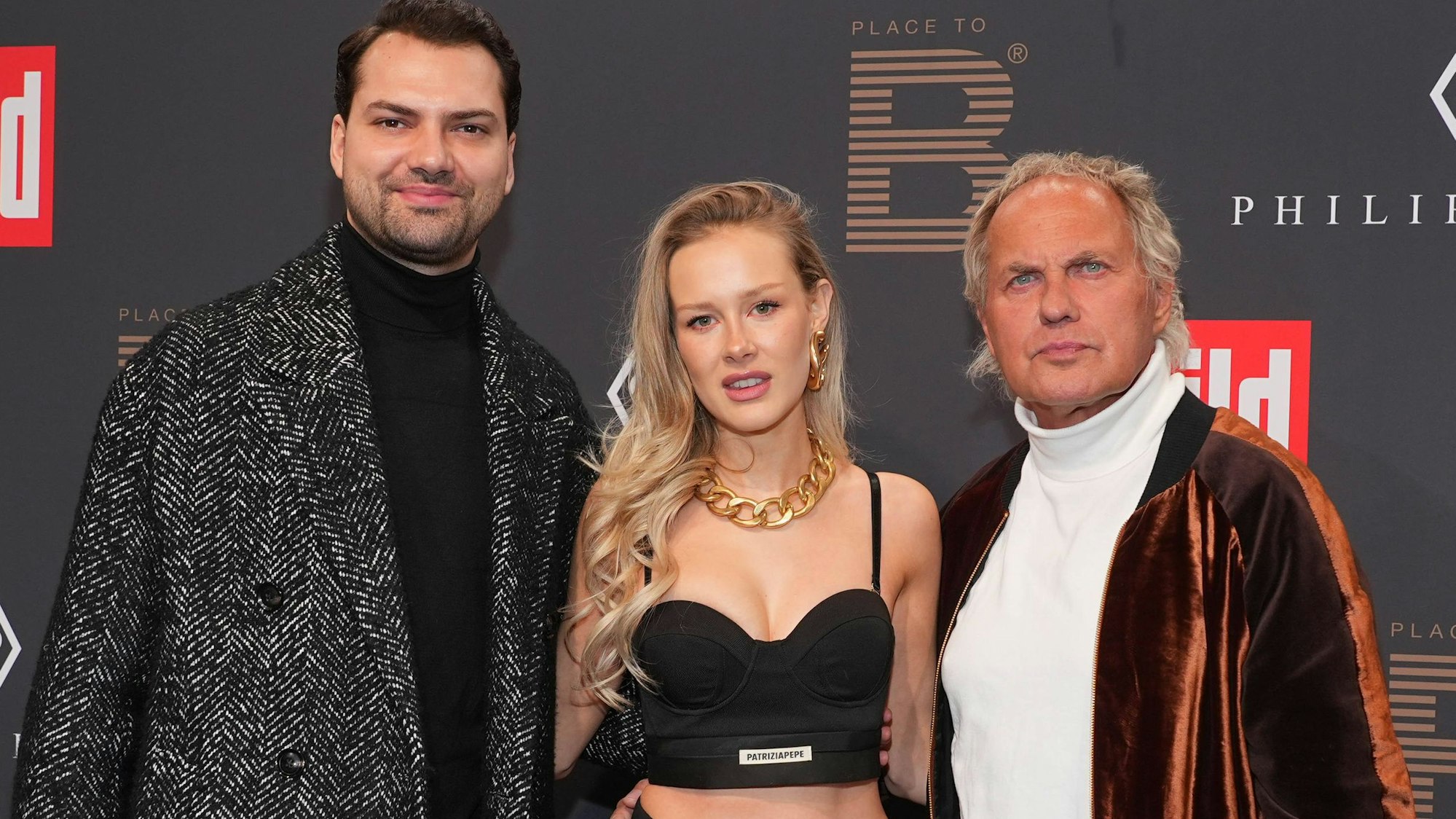 Jimi Blue Ochsenknecht, Laura-Marie Geissler und Uwe Ochsenknecht auf dem roten Teppich.