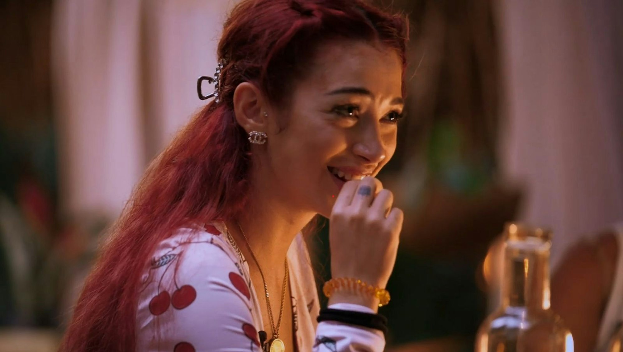 Ariel sieht sich im Dschungel von „Reality Queens“ als Einzelkämpferin. (Bild: RTL)