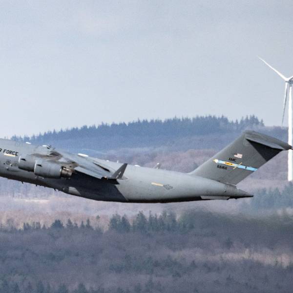Eine Boeing C-17A Globemaster III hebt in Ramstein ab.