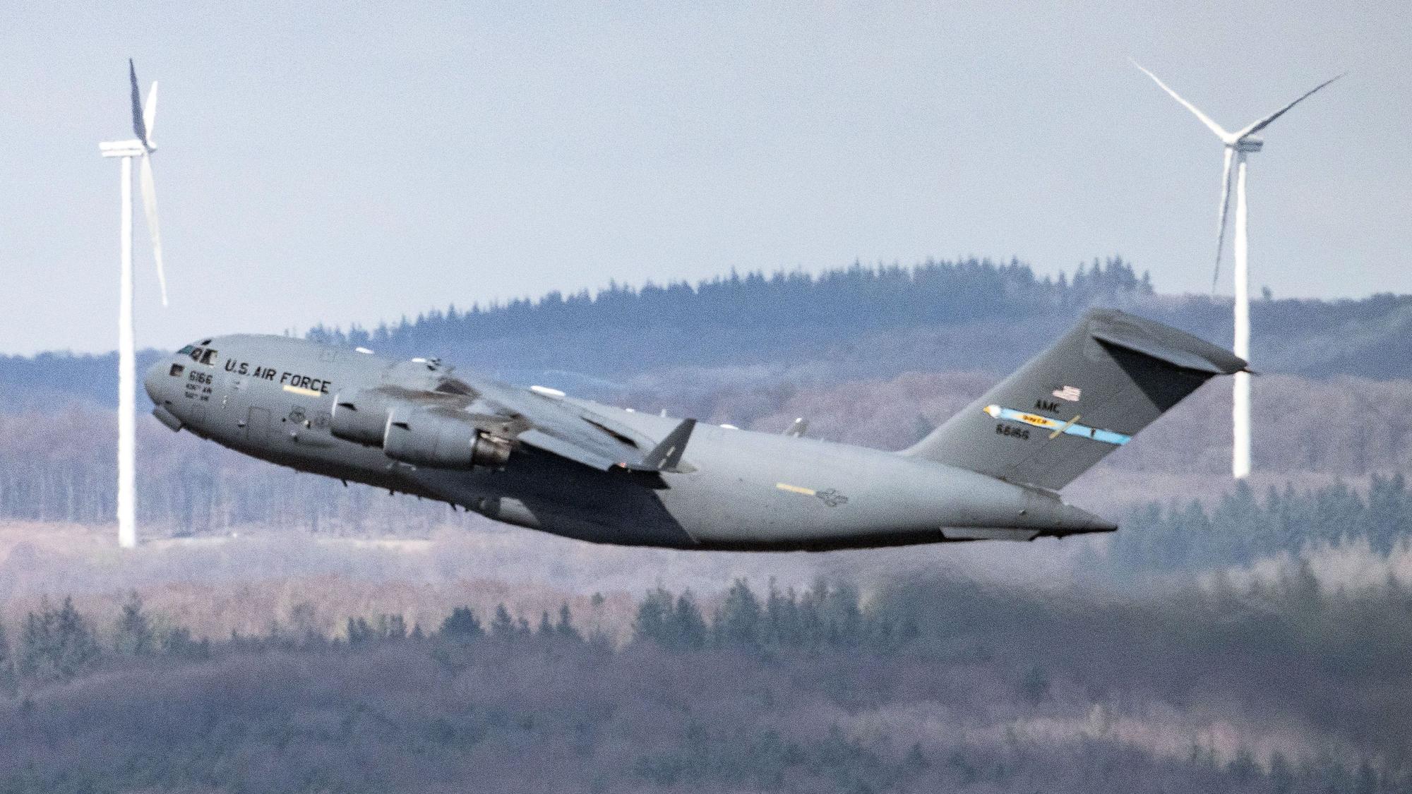 Eine Boeing C-17A Globemaster III hebt in Ramstein ab.