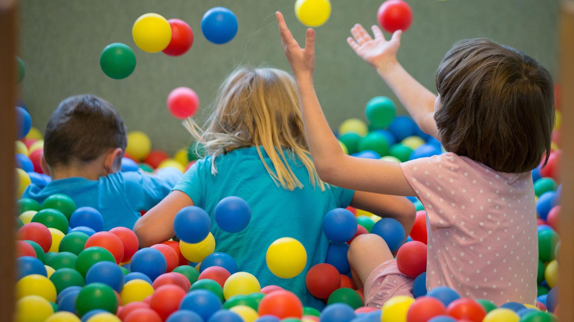 Kinder im Bällebad