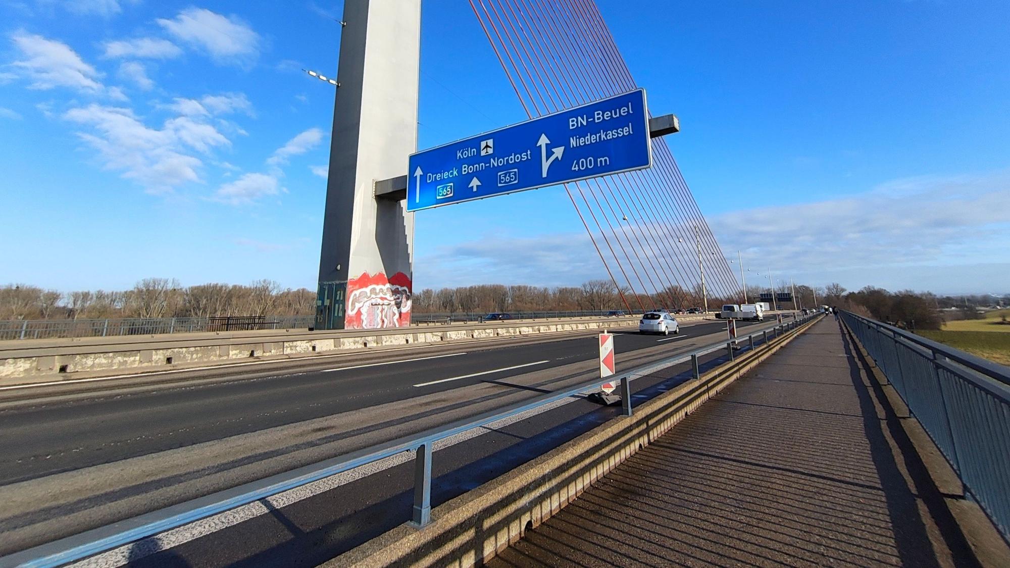 Die Nordbrücke in Bonn ist seit dem 9. Februar für alle Fahrzeuge über 7,5 Tonnen, wie Lkw und den ÖPNV gesperrt. Ausnahmen gibt es nur wenige.