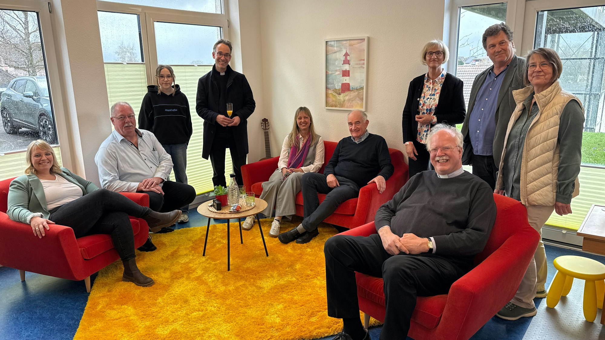 Eine Gruppe sitzt im Kreis.