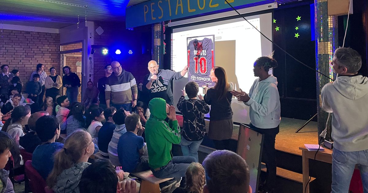 Klimawoche: Umweltprojekt ausgezeichnet – Kölner Haie ehren Porzer Schule mit signiertem Trikot