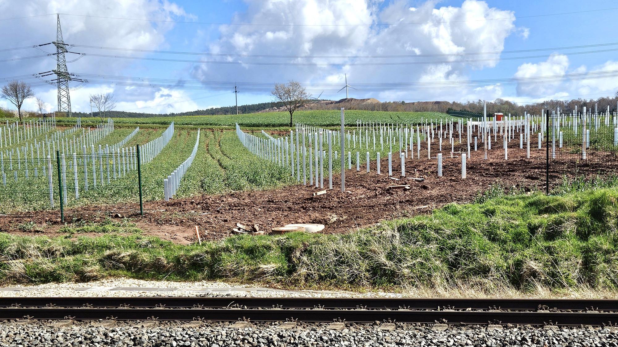 Im Hintergrund sind die Vorrichtungen für die Solarmodule und im Vordergrund die Bahnlinie bei Kall-Scheven zu sehen.
