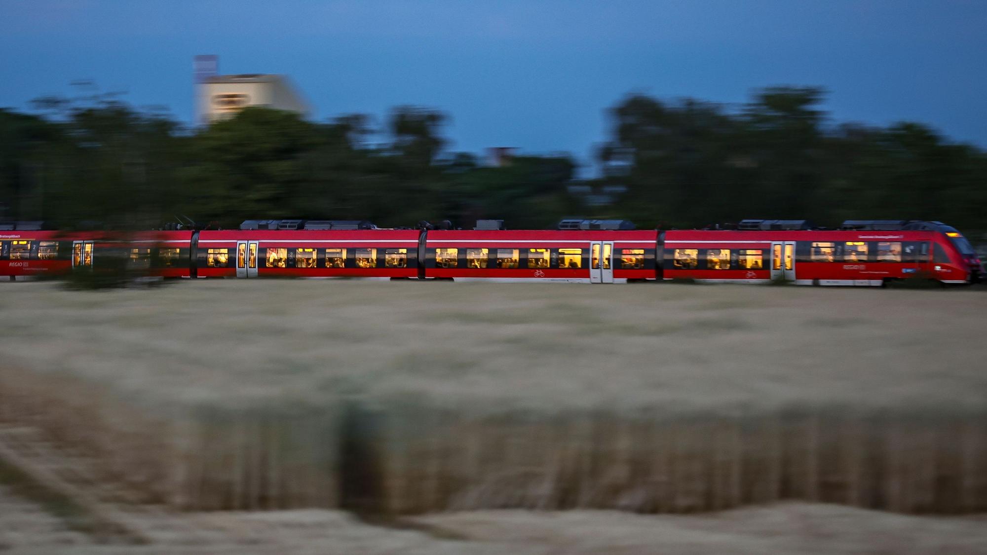 Eine Regionalbahn ist in Köln mit mehreren Hindernissen kollidiert, die Unbekannte auf die Gleise gelegt hatten. (Symbolbild)