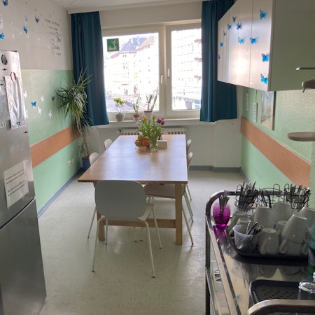 So sieht ein Aufenthaltsraum im Diakoniehaus der Krankenwohnung am Salierring aus.