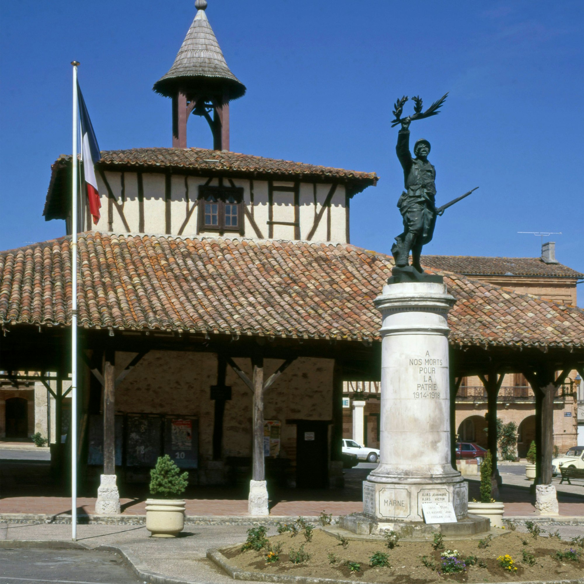 France, Gers, Cologne, Place de la Halle, France, Gers, Cologne, Place de la Halle,, Credit:Tibor Bognar / Avalon PUBLICATIONxNOTxINxUKxFRAxUSA Copyright: xTiborxBognarx/xAvalonx 0527650700