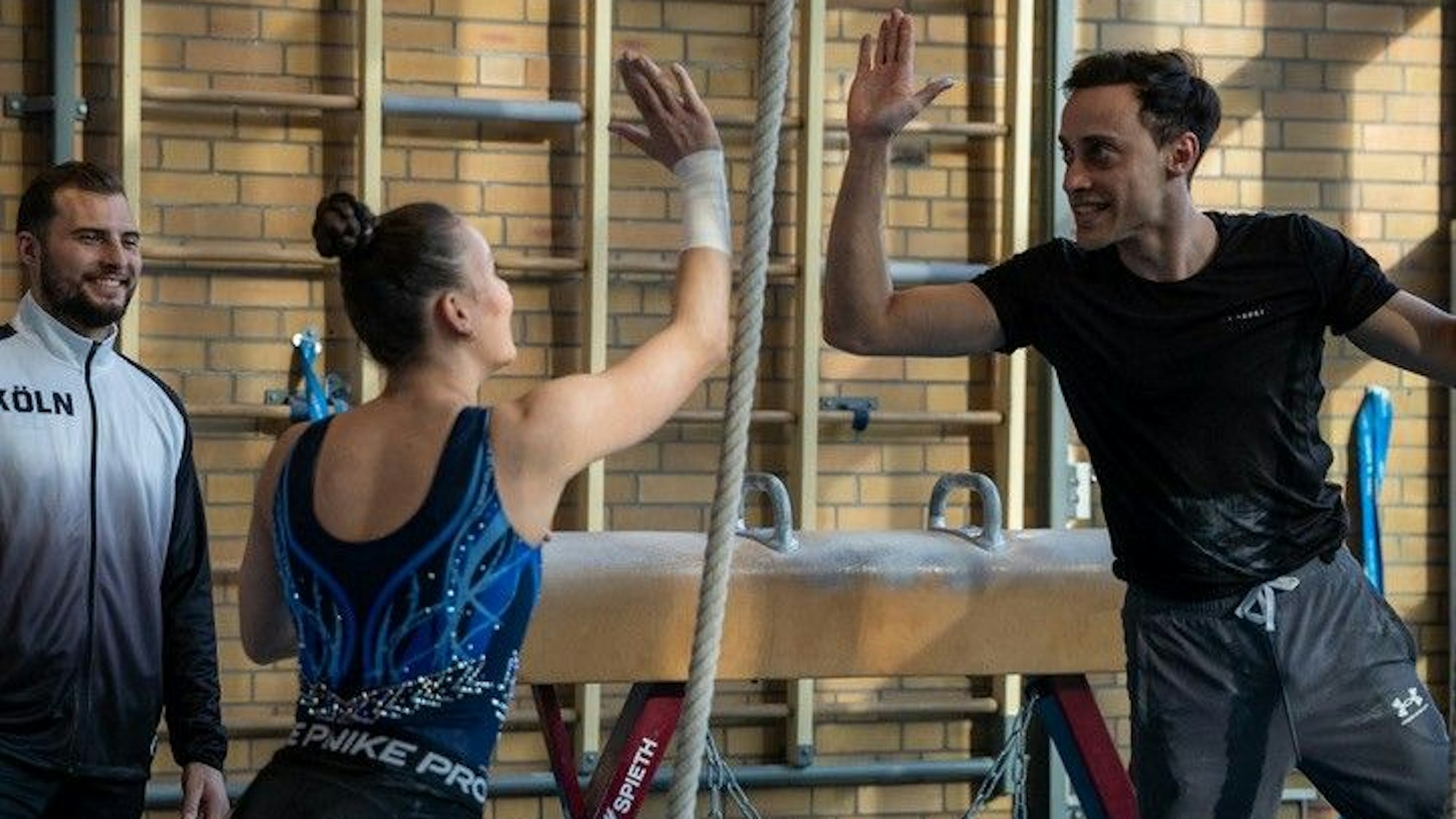 Grünen-Chef Tim Achtermeyer trainiert mit den Turnern an der Deutschen Sporthochschule Köln, um Werbung für Olympia zu machen.