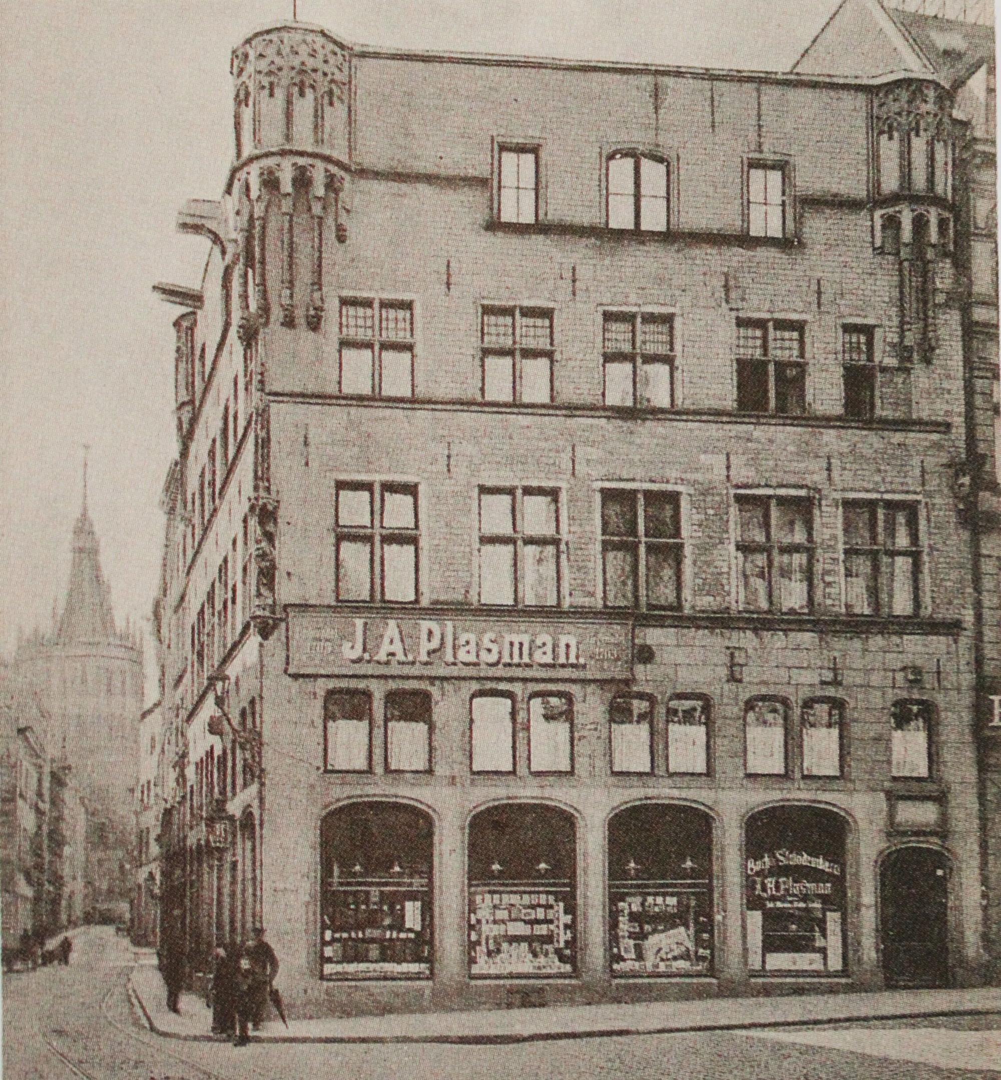 Blick auf das Haus Saaleck im Jahr 1910 mit damals noch großen Schaufenstern im Erdgschoss.