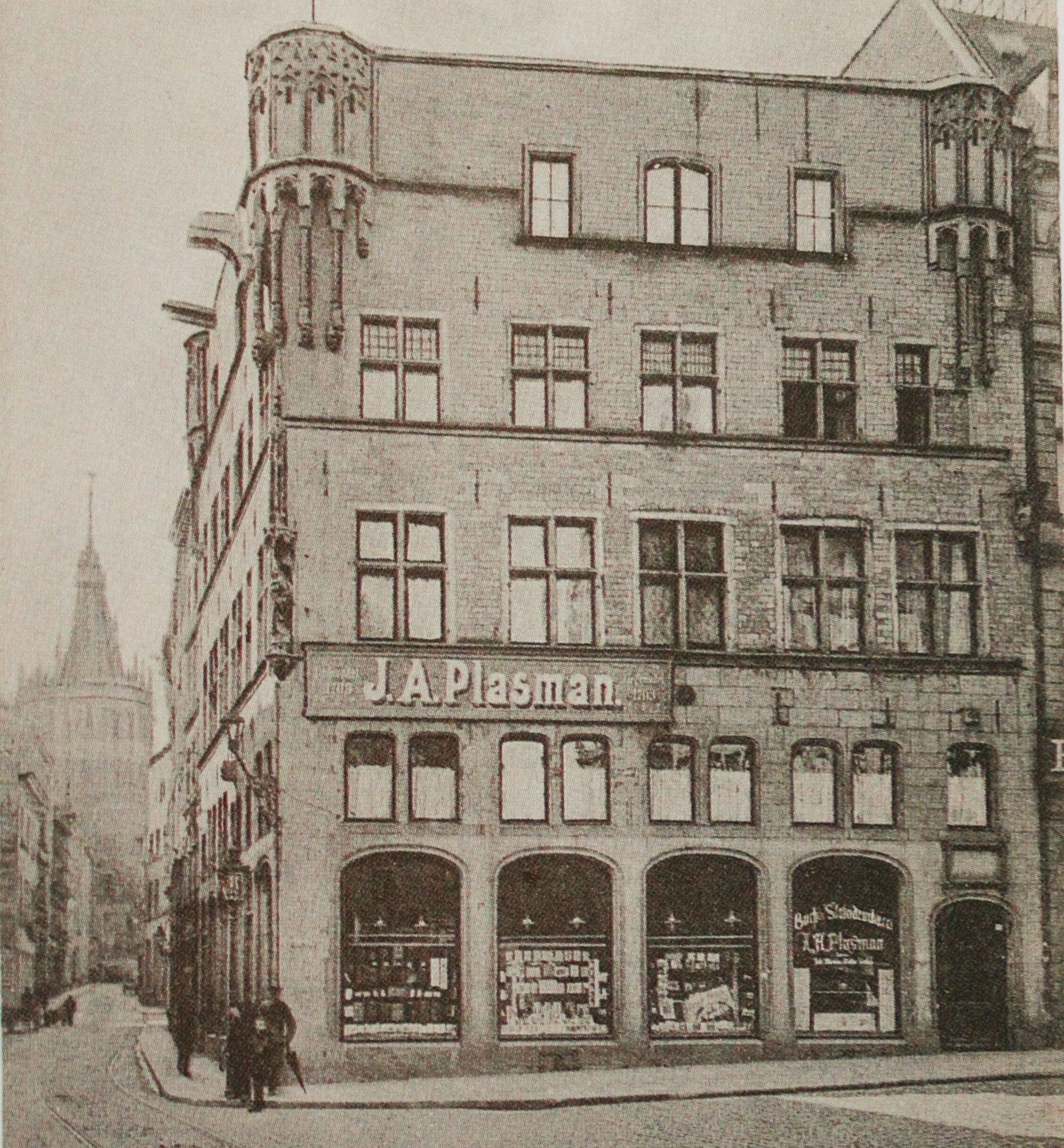 Blick auf das Haus Saaleck im Jahr 1910 mit damals noch großen Schaufenstern im Erdgschoss.
