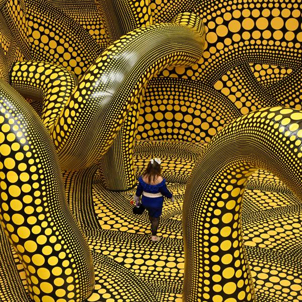 Die Installation Infinity Mirrored Room ist aktuell im Museum Ludwig zu sehen. Die Sonderausstellung „Yayoi Kusama“ läuft seit dem 14. März und geht bis zum 2. August.