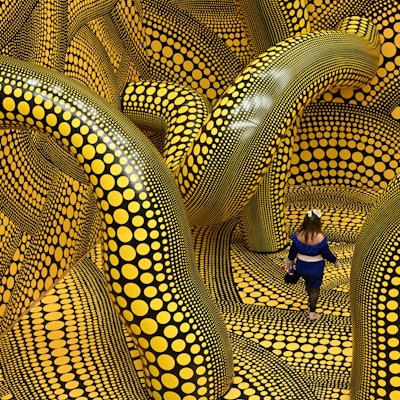 Die Installation Infinity Mirrored Room ist aktuell im Museum Ludwig zu sehen. Die Sonderausstellung „Yayoi Kusama“ läuft seit dem 14. März und geht bis zum 2. August.