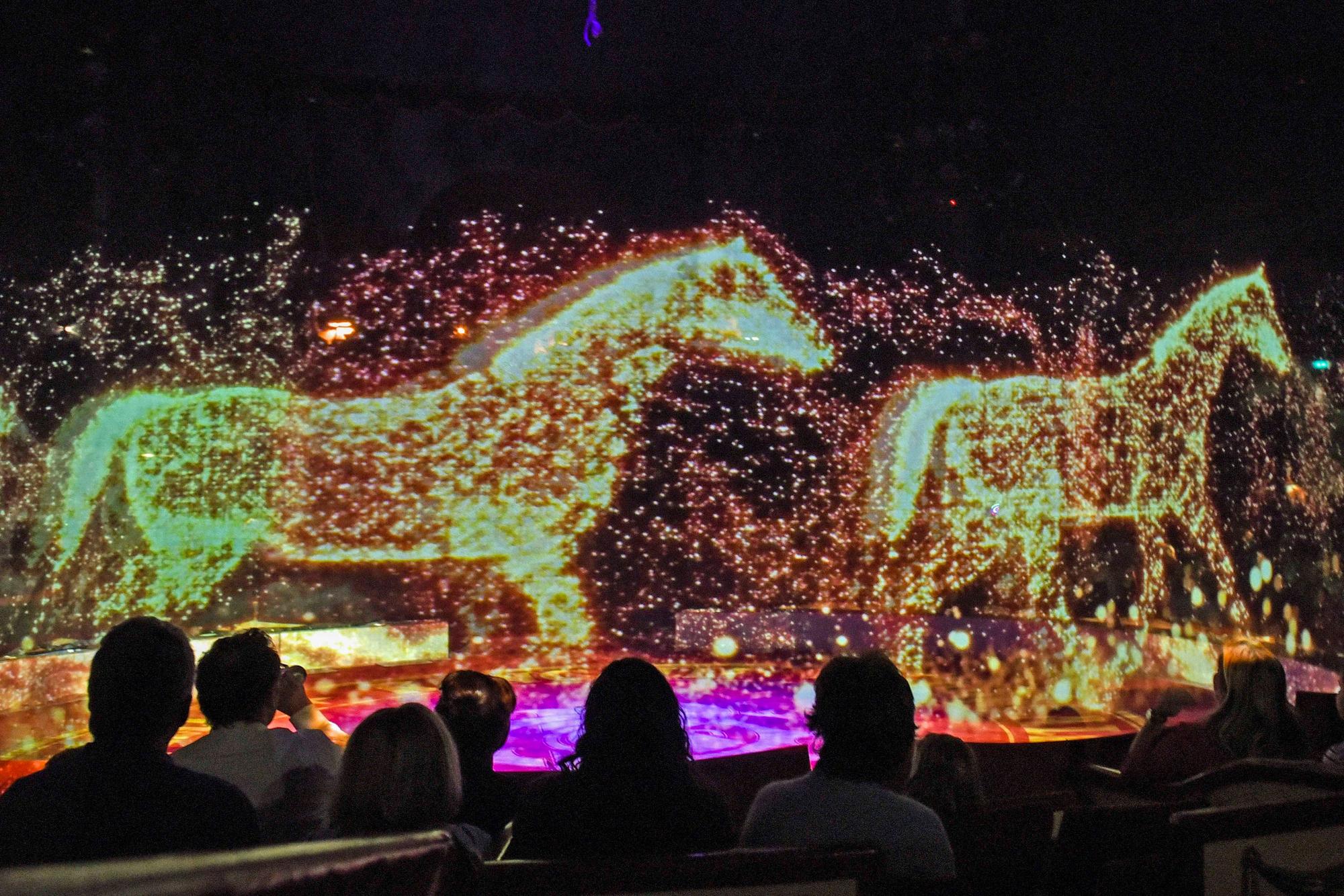 Der Circus Roncalli setzt auf Hologramme statt echte Tiere - Pferde Vorstellung des Cirkus Roncalli am Freitag 18.10.2019 in Muenchen Bayern Deutschland *** the Circus Roncalli sets at Holograms instead of Real Animals Horses presentation of Cirkus Roncalli on Friday 18 10 2019 in Munich Bavaria Germany