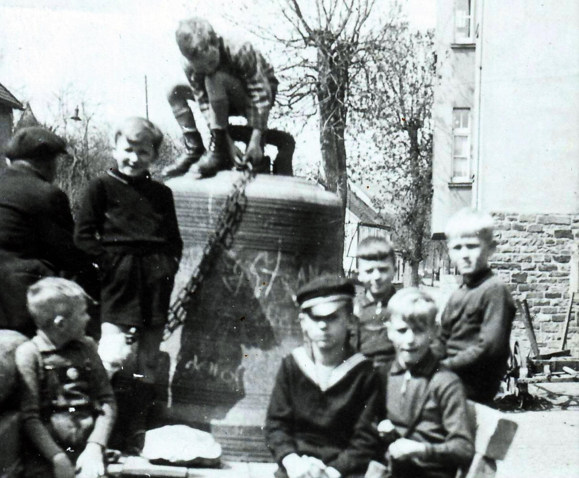 Die Dreifaltigkeitsglocke wird am 5. Mai 1942 auf einem Leiterwagen aus Morsbach abtransportiert. Kinder klettern zum Abschied darauf herum. Später wird die Glocke nach Hamburg gebracht, um dort eingeschmolzen zu werden – was aber nicht geschieht.