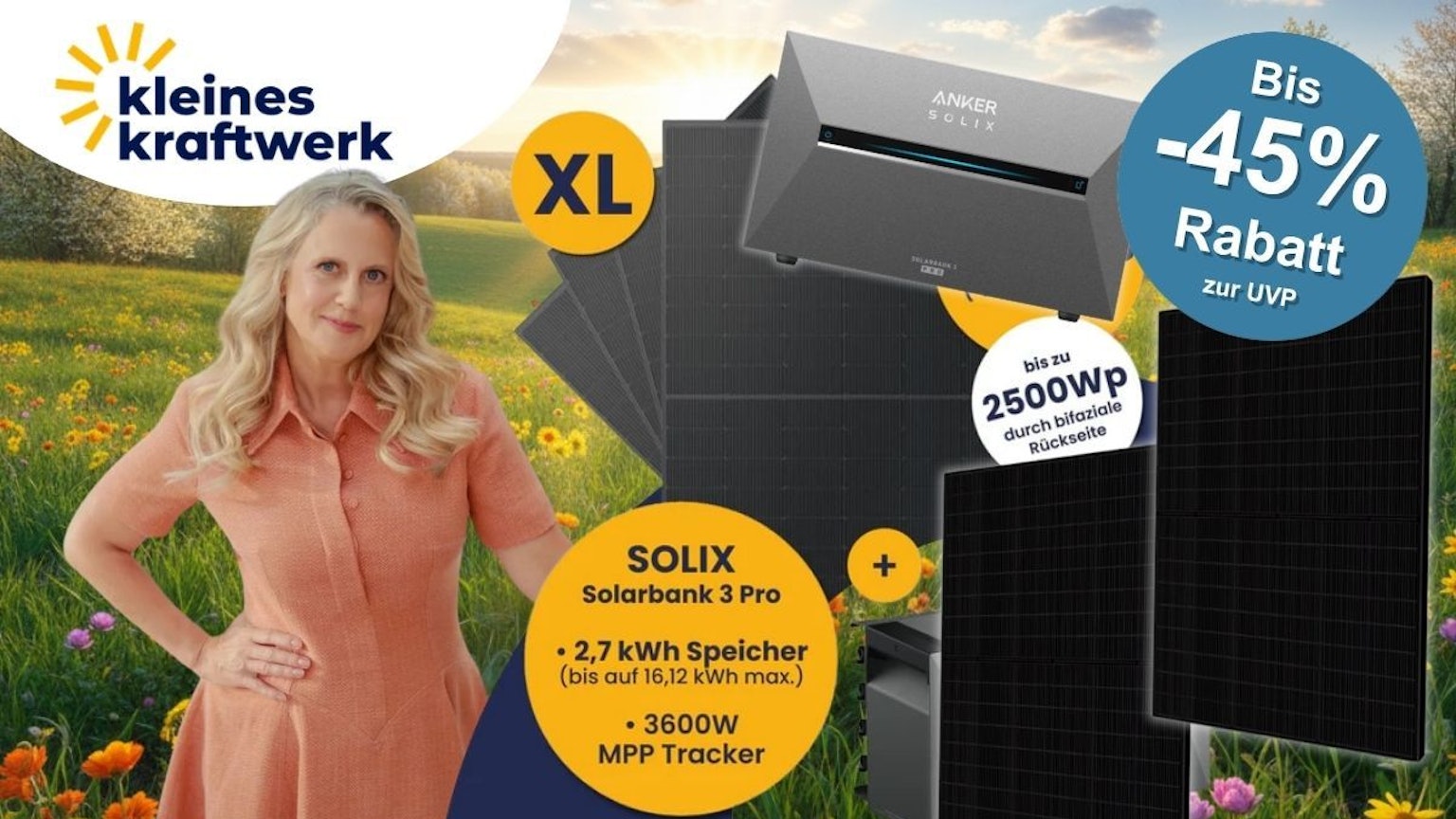 Balkonkraftwerk mit Anker Solix Solarbank 3 Pro und Solar-Modulen von Kleines Kraftwerk neben Barbara Schöneberger auf einer grünen, frühlingshaften Wiese mit Sonnenschein am Himmel.