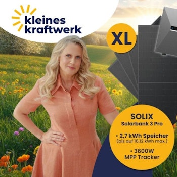Balkonkraftwerk mit Anker Solix Solarbank 3 Pro und Solar-Modulen von Kleines Kraftwerk neben Barbara Schöneberger auf einer grünen, frühlingshaften Wiese mit Sonnenschein am Himmel.