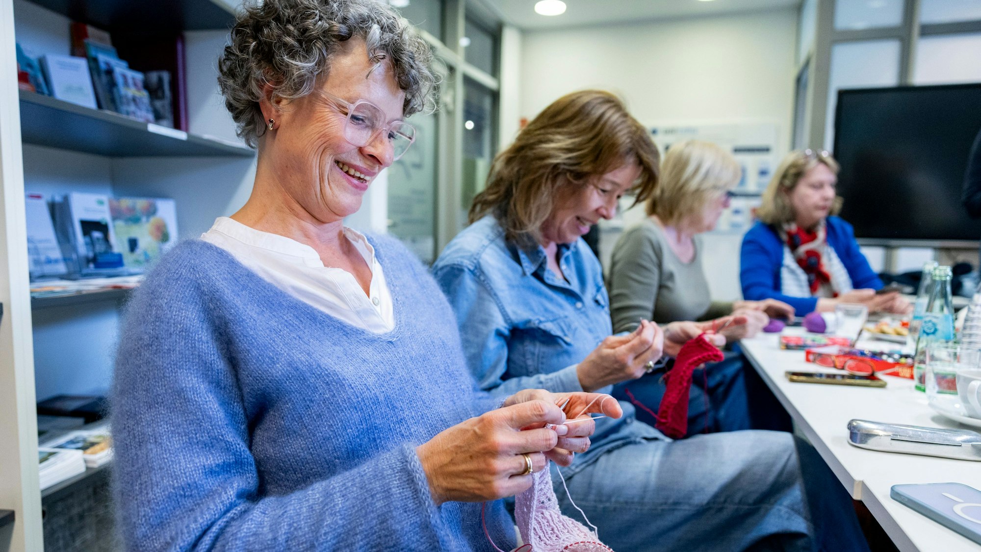 17.03.2026, Köln: Das Haus Lebenswert bietet bietet Beratung für Krebskranke und deren Angehörige.
Besuch bei einer Gruppe, die sich regelmäßig zum Stricken in der Uniklinik Köln trifft.
Foto: Michael Bause
