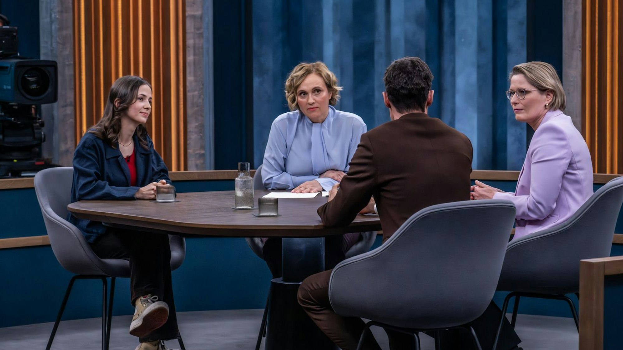 Caren Miosga besprach ihr Thema auch mit Aktivistin Theresia Crone (links), Journalist Ronen Steinke und Bundestjustizministerin Stefanie Hubig. (Bild: NDR / Claudius Pflug)