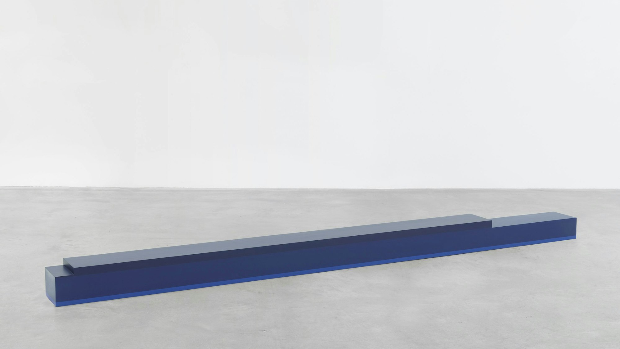 blau hingelagerte Bodenarbeit, die die Oberflächen und Farben des Meeres in sich trägt