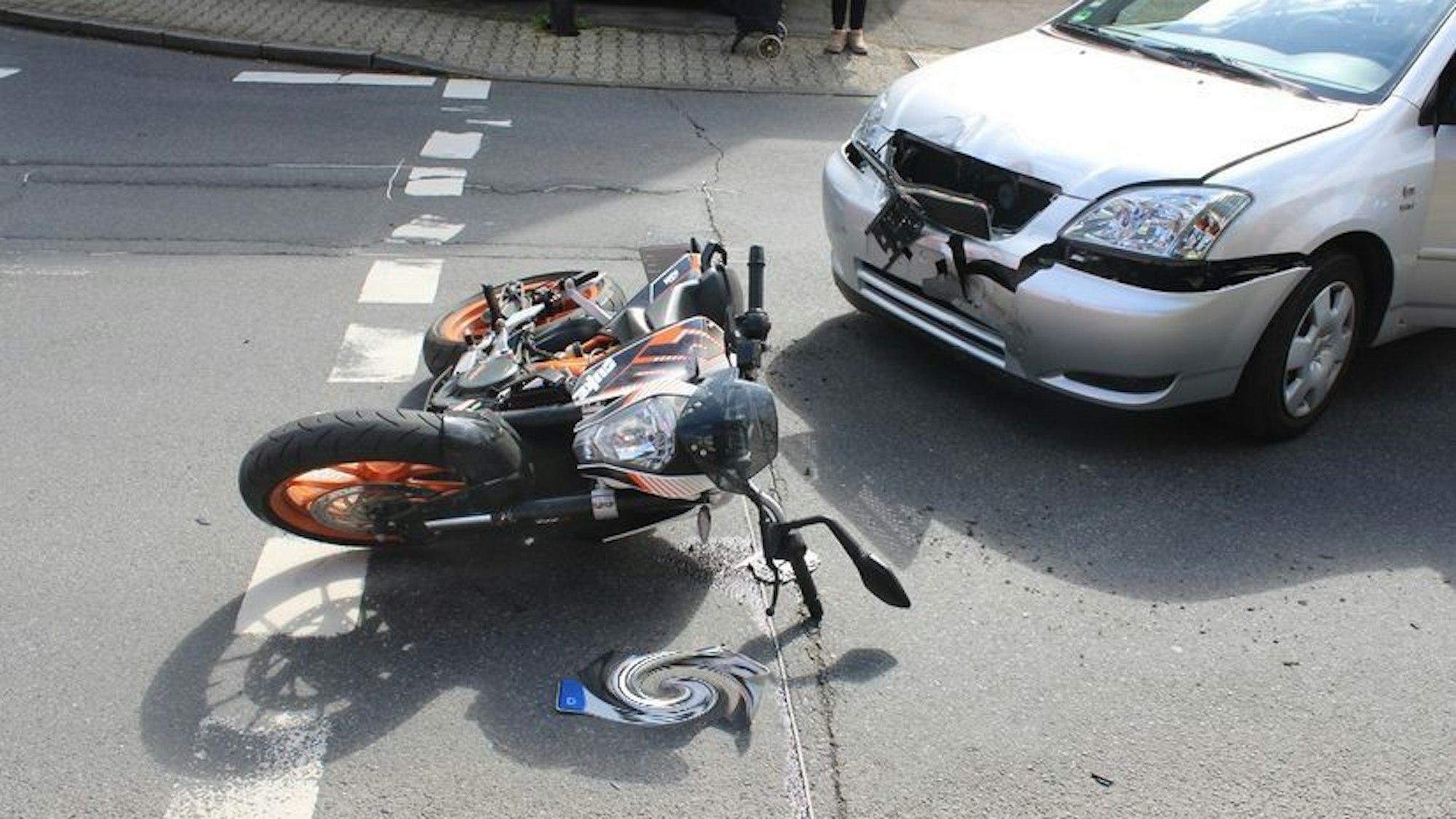 Zusammenstoß zwischen Motorrad und Pkw in Bergisch Gladbach.