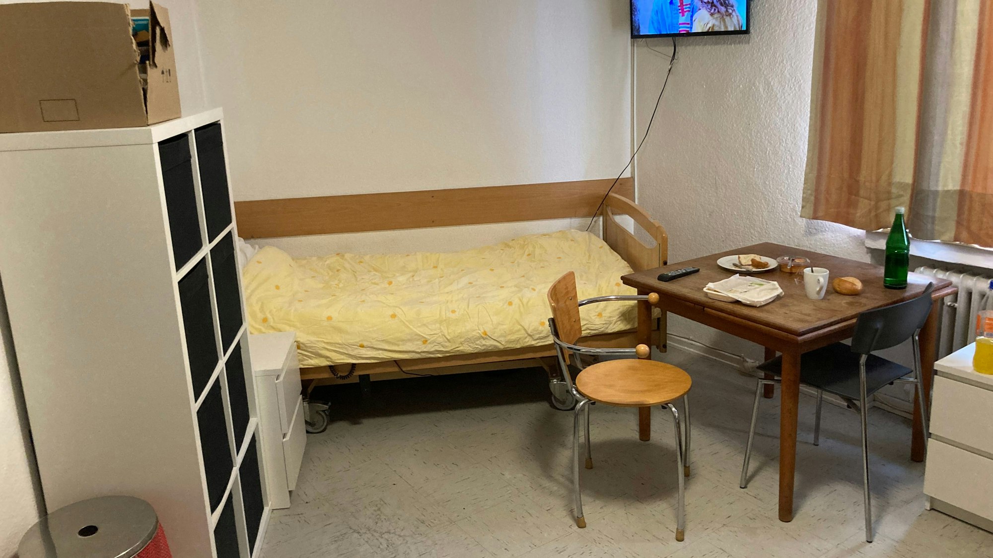 Ein Patientenzimmer der Krankenwohnung ist mit dem Nötigsten eingerichtet.