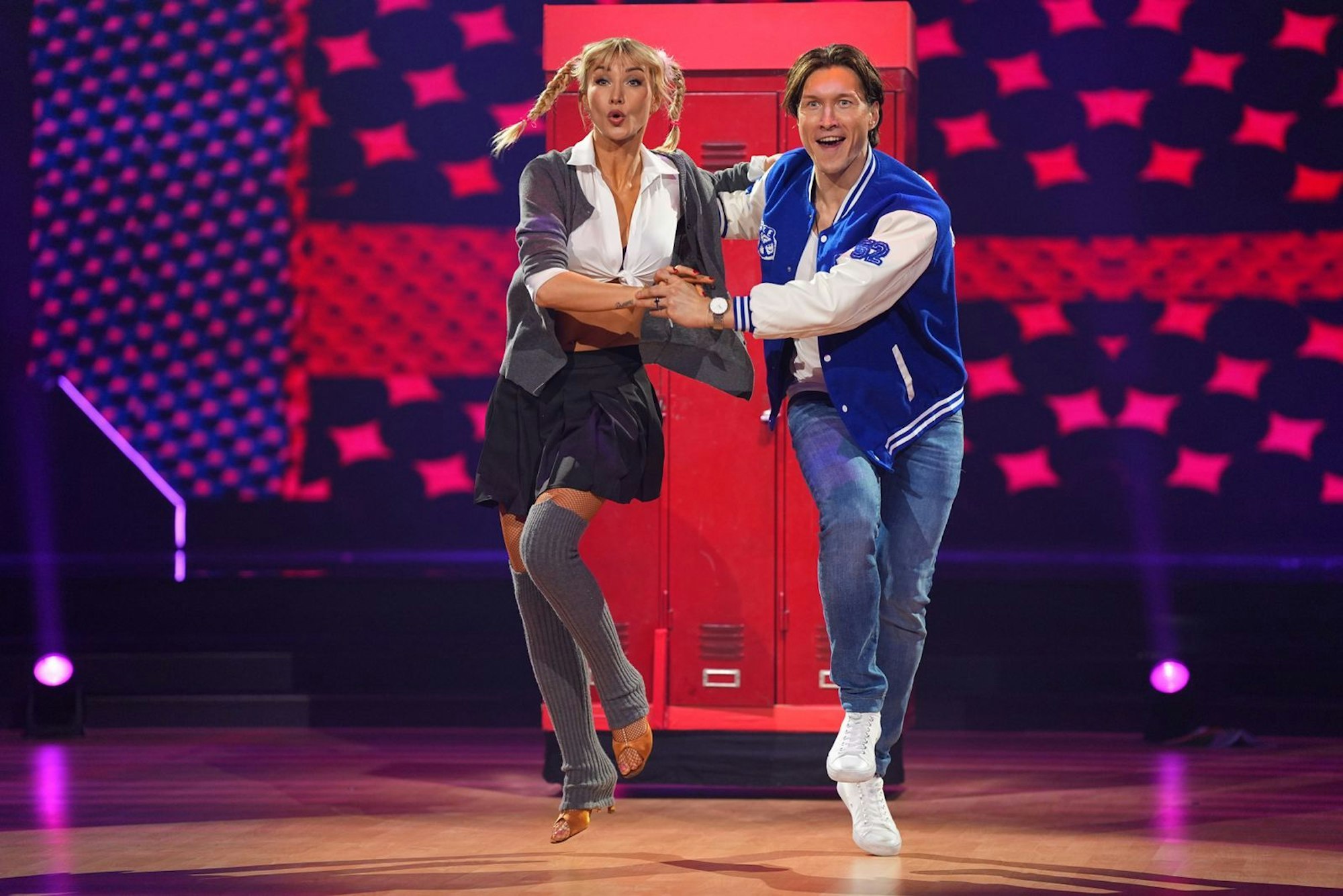 Mit einem spritzigen Jive zu Britney Spears „Hit Me Baby One More Time“ öffnete Sängerin Anna-Carina Woitschack die Tür für's Finale. (Bild: RTL / Stefan Gregorowius)