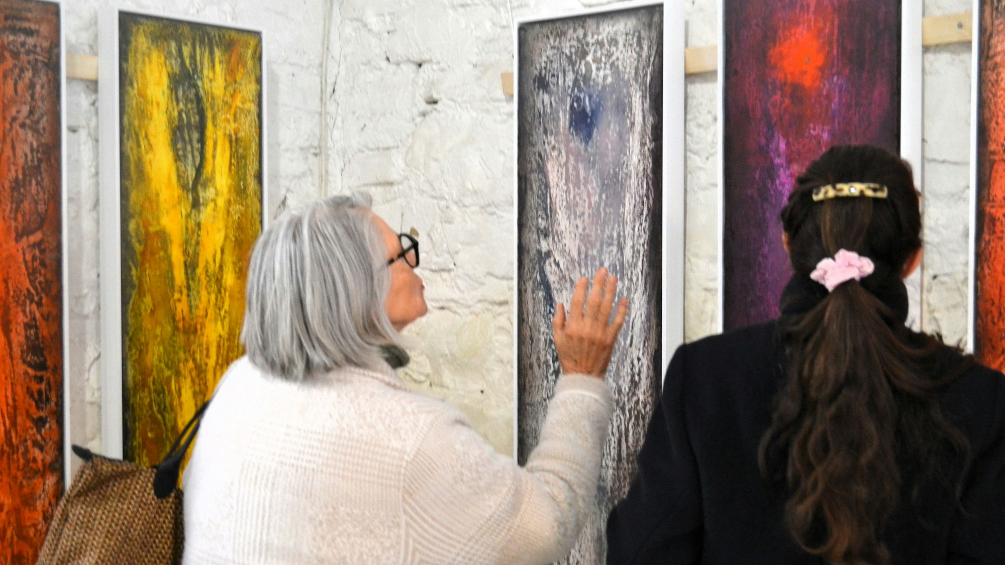Im Kelterhaus in Hennef-Stadt Blankenberg werden Arbeiten von Gabriele Musebrink gezeigt.